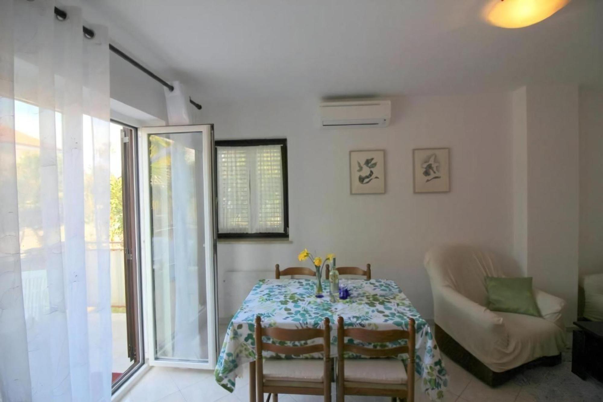 Apartment Livija Maj Mit Garten Und Terrasse